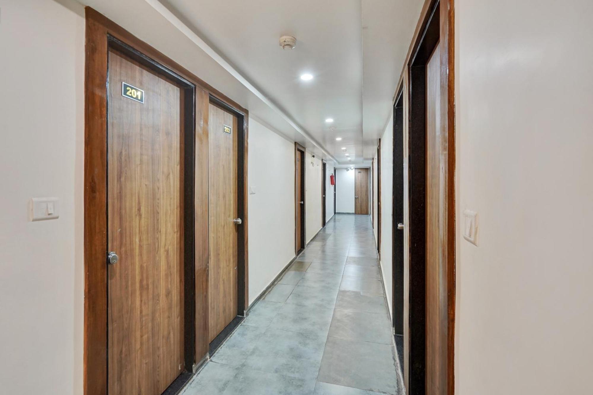 Super Collection O Kudasan Gandhinagar Formerly Hotel Royal Mansion Екстер'єр фото