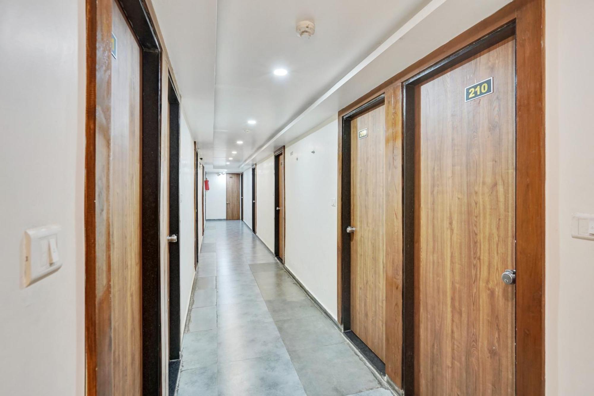 Super Collection O Kudasan Gandhinagar Formerly Hotel Royal Mansion Екстер'єр фото
