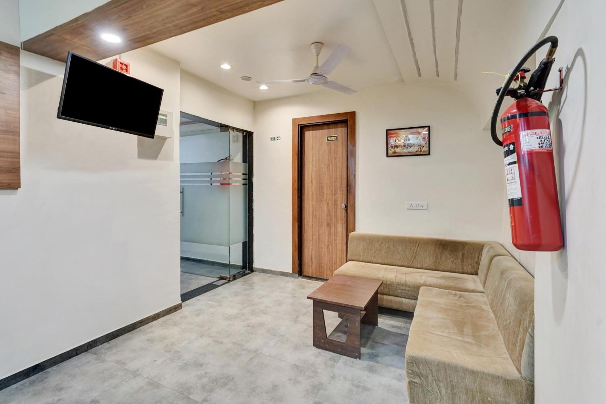 Super Collection O Kudasan Gandhinagar Formerly Hotel Royal Mansion Екстер'єр фото