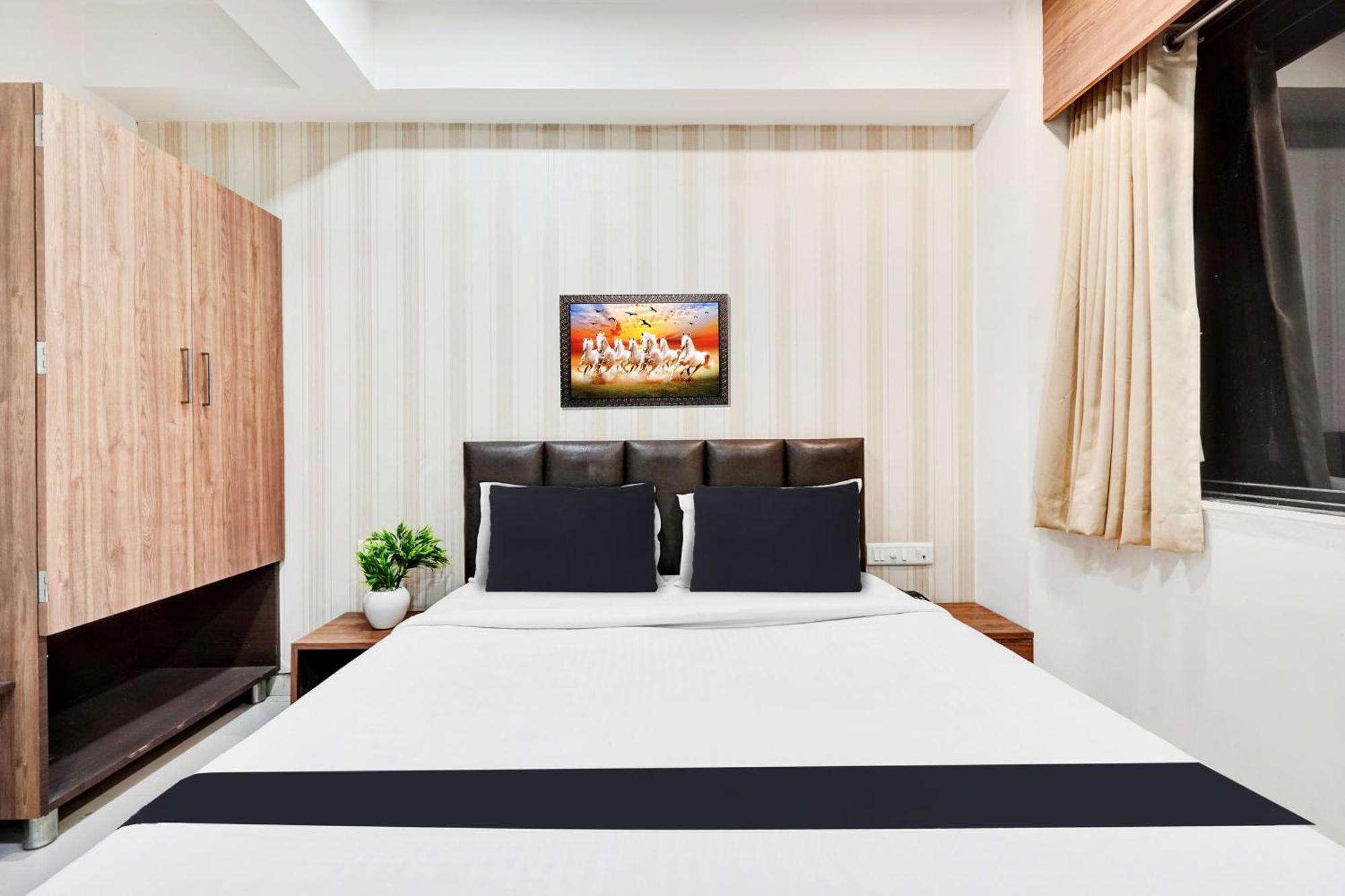 Super Collection O Kudasan Gandhinagar Formerly Hotel Royal Mansion Екстер'єр фото
